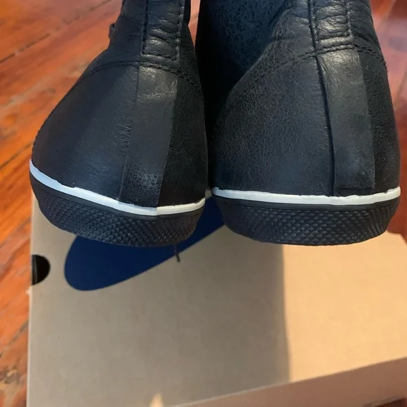 NEW Tretorn Black Leather High-Top Sneakers Classic Design - Picture 4 of 7